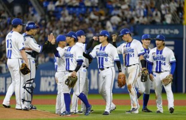 　巨人に勝利し、タッチを交わすＤｅＮＡナイン＝横浜