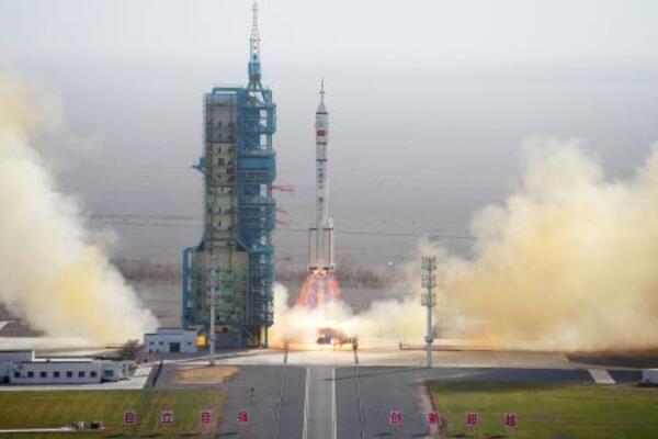 　宇宙船「神舟２２号」を搭載し打ち上げられたロケット「長征２号Ｆ遥２２」＝２５日、中国・酒泉衛星発射センター（新華社＝共同）