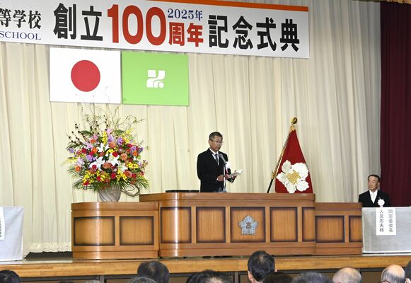 記念式典で式辞を述べる吉永校長