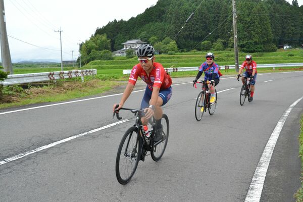 ガイド役の宇都宮ブリッツェンの選手と自転車走行を楽しむ参加者ら