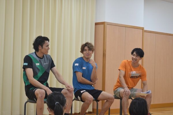 小中学生の前でトークショーを行った（左から）楢崎明智選手、智亜選手、渡部選手