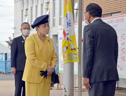 ＤＡＩＫＹＯアリーナ佐野で大会関係者にあいさつする信子さま＝９日午後、佐野市戸奈良町
