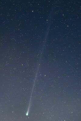 緑色に輝くパンスターズ彗星＝13日午前４時２分、日光市所野、北山さん撮影