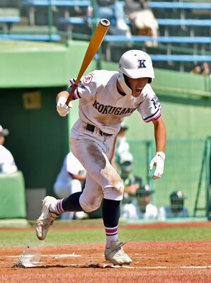 ６回、反撃となる適時打を放ち雄たけびを上げる国学栃木の原野主将＝清原球場