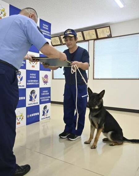 感謝状を受け取る岩井さんとゲルダ号