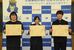 感謝状を受け取った（右から）松本さん、川田さん、平野さん＝28日午後、宇都宮中央署