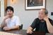 取材に答えるSMASHの石飛智紹(右)と三田創=東京都新宿区
