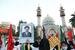 12日、イラン・テヘランで最高指導者モジタバ・ハメネイ師を支持して国旗を持つ人たち(ゲッティ=共同)