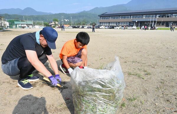 ＰＴＡ主催の奉仕作業に汗を流す親子＝那須塩原市関谷