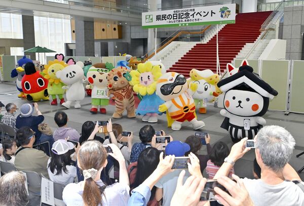 大勢の県民が訪れて盛り上がった「とちキャラーズステージ」＝13日午後０時35分、宇都宮市塙田１丁目