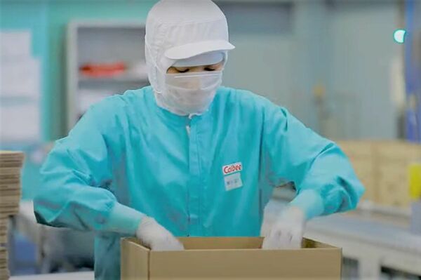 フルグラ製造工程で働く従業員
