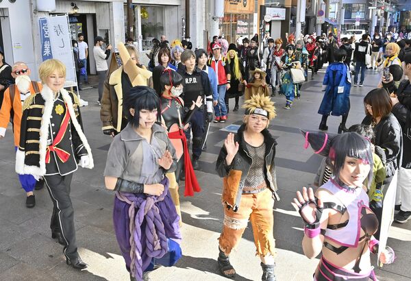 オリオン通りを練り歩くコスプレーヤーたち=1日午前11時25分、宇都宮市江野町