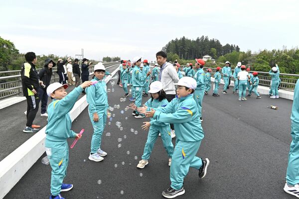 交通安全を祈願して道路上でシャボン玉を飛ばした