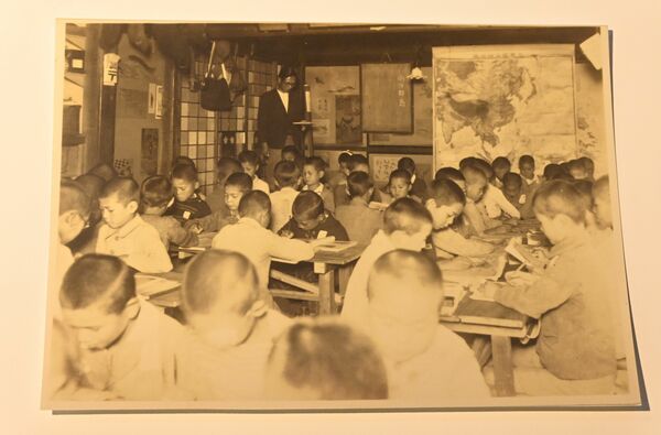 満寿家に残る写真。子どもたちは館内で勉強に励んだ