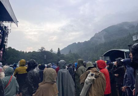 　「フジロックフェスティバル」で雨の中、レインウエアを着て音楽を聴く観客ら＝２６日、新潟県湯沢町