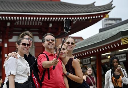 　東京・浅草で写真撮影する外国人観光客＝８月16日