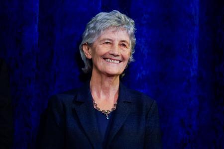 アイルランド大統領選で勝利の結果を受け、笑みを浮かべるキャサリン・コノリー下院議員=25日、ダブリン(ロイター=共同)