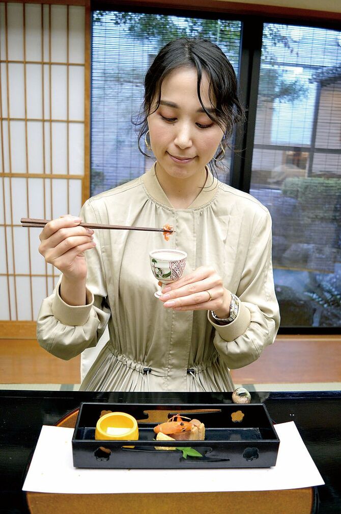 汁気の多い小鉢は器を手に持って
