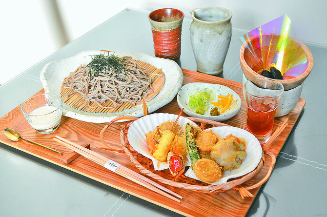 こだわりの「しれとこ純そば粉」を使用した十割そばと天ぷらのセット