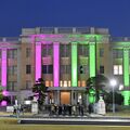 被害者支援へ光　県庁昭和館をシンボルカラーにライトアップ　被害者支援センターとちぎ