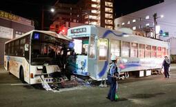 路面電車と路線バス衝突