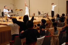児童らが和太鼓の演奏に心も打たれる　芳賀で移動音楽鑑賞教室