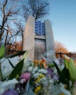 スキーバス事故から１０年で献花