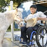 車椅子に乗りポニーのお世話　ちびうま団・若林佳樹さん（真岡）　「馬に恩…