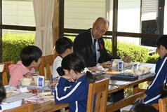 轟小児童 新米に舌鼓