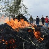 炎に無病息災願って　小山の寒川地区でどんどん焼き　残り火で餅あぶりおいしく楽しむ