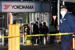 工場に刃物男、１５人負傷