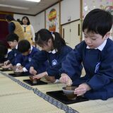 どうぞ、おめしあがりください　茂木の認定こども園で「親子お茶会」今年は初めて茶わんも自作