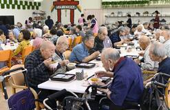 デイサービスで うどん振る舞う