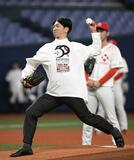 残留の近本が社会人野球で始球式