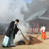 奥日光で冬支度　日光二荒山神社中宮祠で落ち葉たき