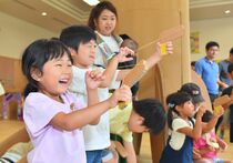 壬生おもちゃ博物館　雨でもにぎわう