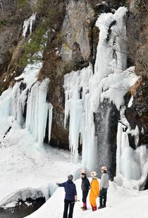 氷結した庵滝へ初ツアー　日光