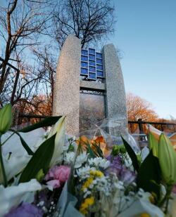スキーバス事故１０年で献花