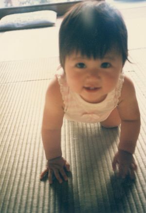 ハイハイをする０歳の千穂さん