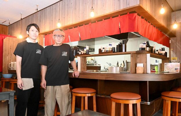 店内に立つ菊島代表（右）と渡辺店長