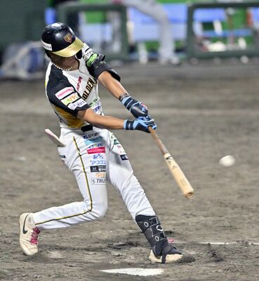 ８回、栃木ＧＢのダッタが満塁本塁打を放つ＝小山運動公園野球場、森田大地撮影