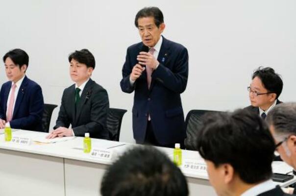 　選挙運動に関する与野党の協議会であいさつする自民党の逢沢一郎衆院議員（左から３人目）＝２７日午後、国会