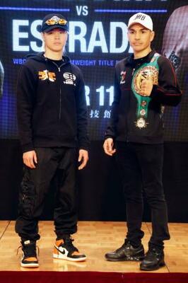 記者会見で撮影に応じるWBCバンタム級2位の那須川天心(左)と対戦相手のフアンフランシスコ・エストラダ=8日、東京都文京区