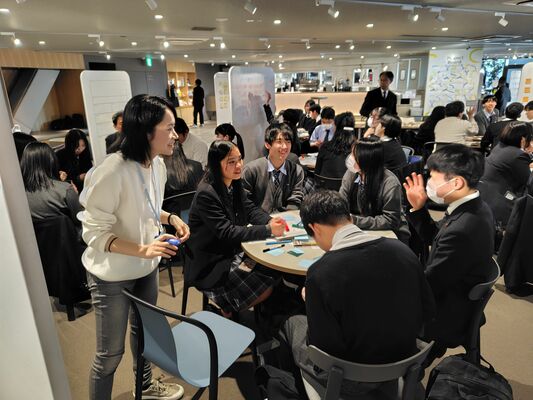 ワークショップに取り組む参加者たち＝23日午後、東京都渋谷区