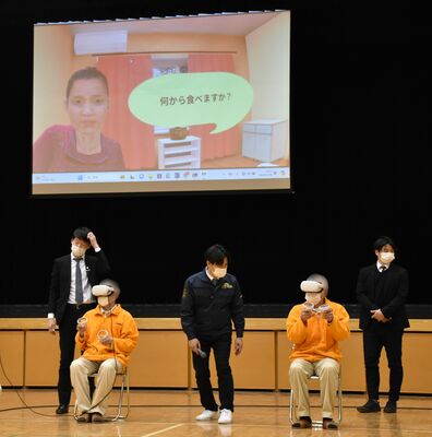 ＶＲを活用して食事介助を体験する受刑者ら＝８日午後、さくら市喜連川（写真は一部加工しています）