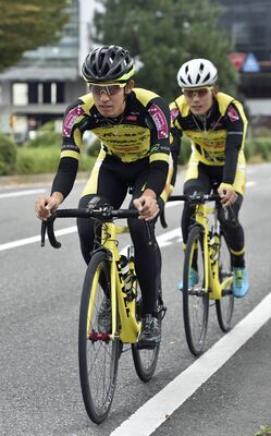 大会に向けて練習に汗を流すブラーゼンの谷（手前）と西尾憲＝那須塩原市内