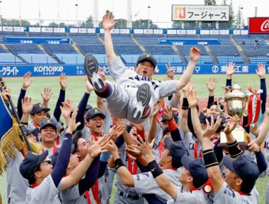 優勝を果たし、ナインに胴上げされる関大・小田監督=神宮