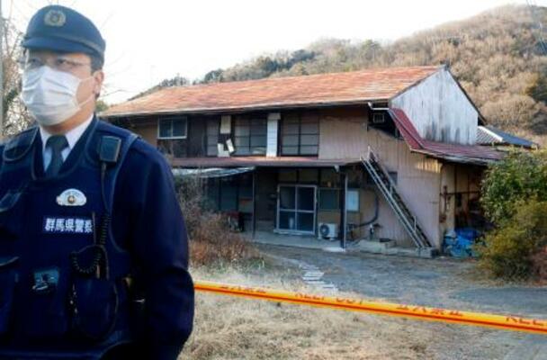 　８１歳女性の遺体が発見された空き家＝１日午後３時４４分、群馬県富岡市