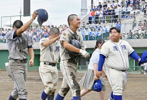 応援席からのねぎらいの声に笑顔を見せる清陵・今工のエース鈴木（中央）＝真岡ハイトラ運動公園市民球場、杉浦崇仁撮影