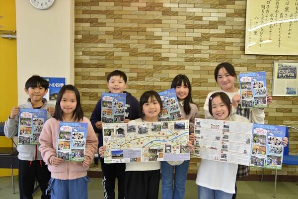 完成したリーフレットを手にする安良沢小の３、４年生